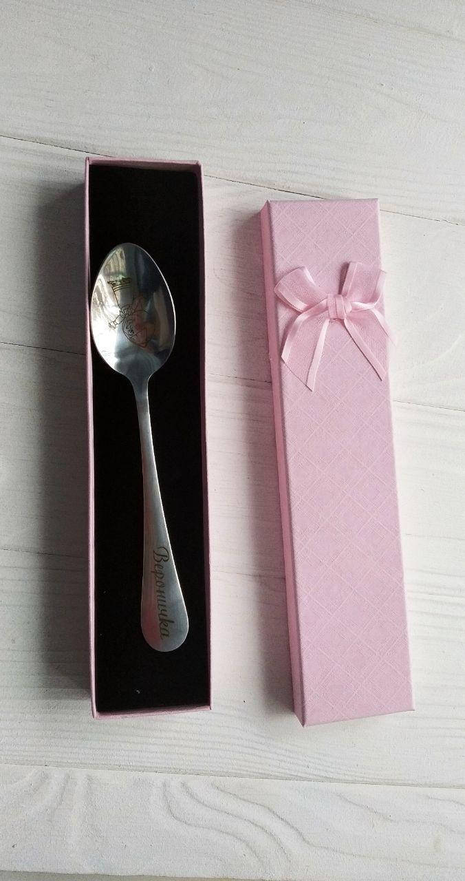 

ЛОЖЕЧКА НА ПЕРВЫЙ ЗУБ С ГРАВИРОВКОЙ ПОД ЗАКАЗ