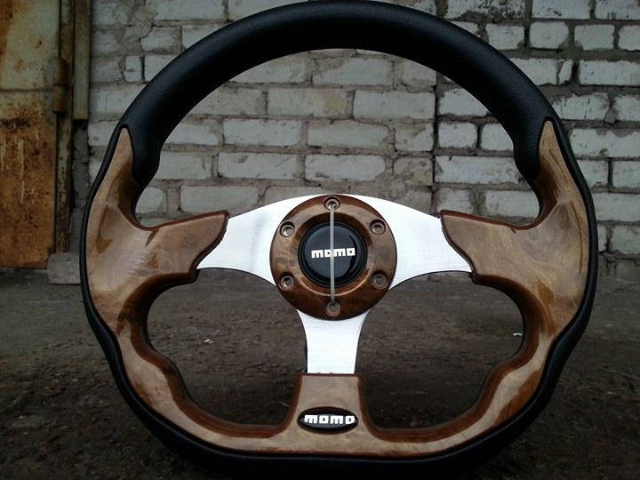 

Руль Momo №520 (цвет дерева) с переходником на ВАЗ 2106.