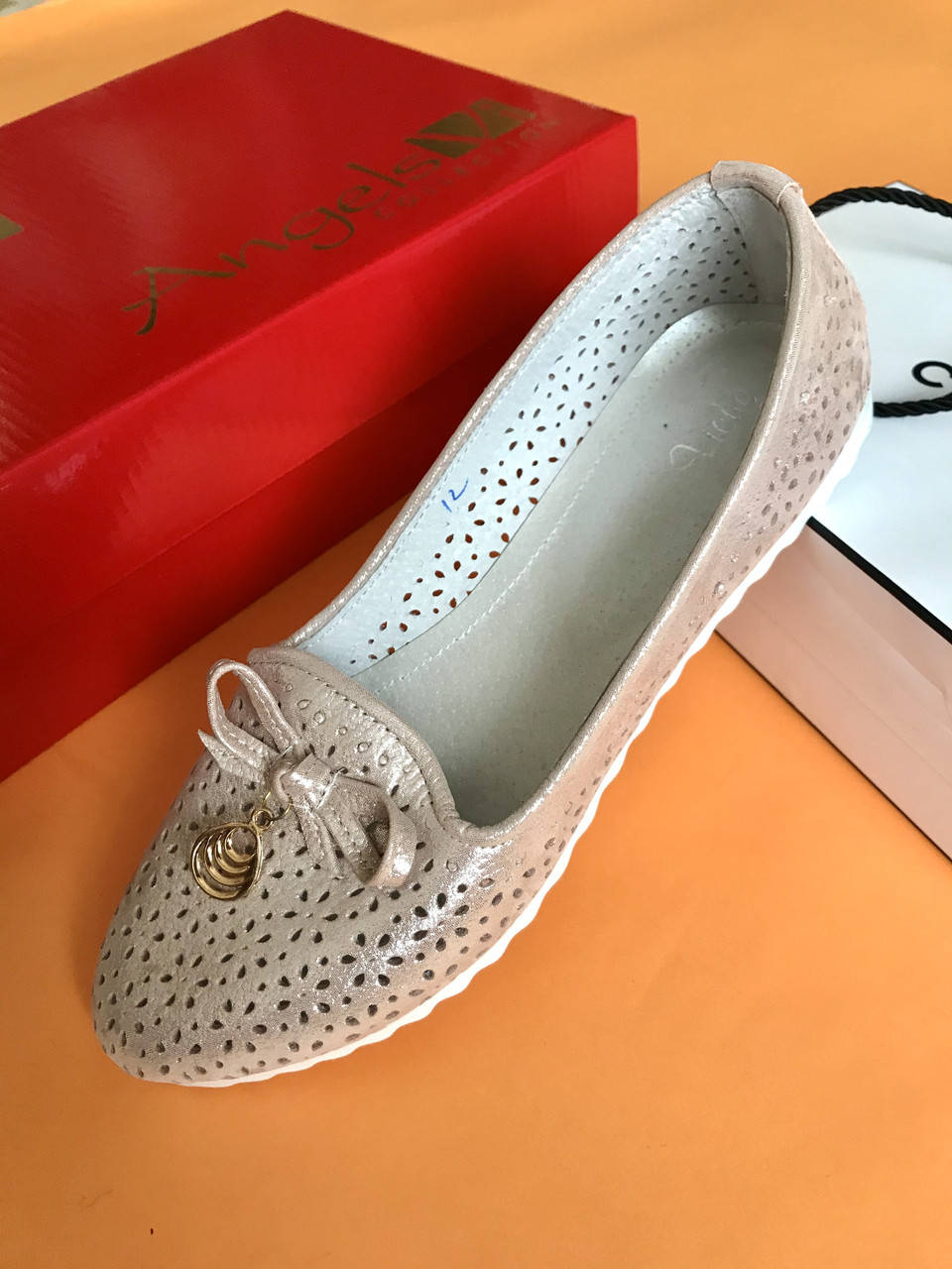 

Женские кожаные мокасины