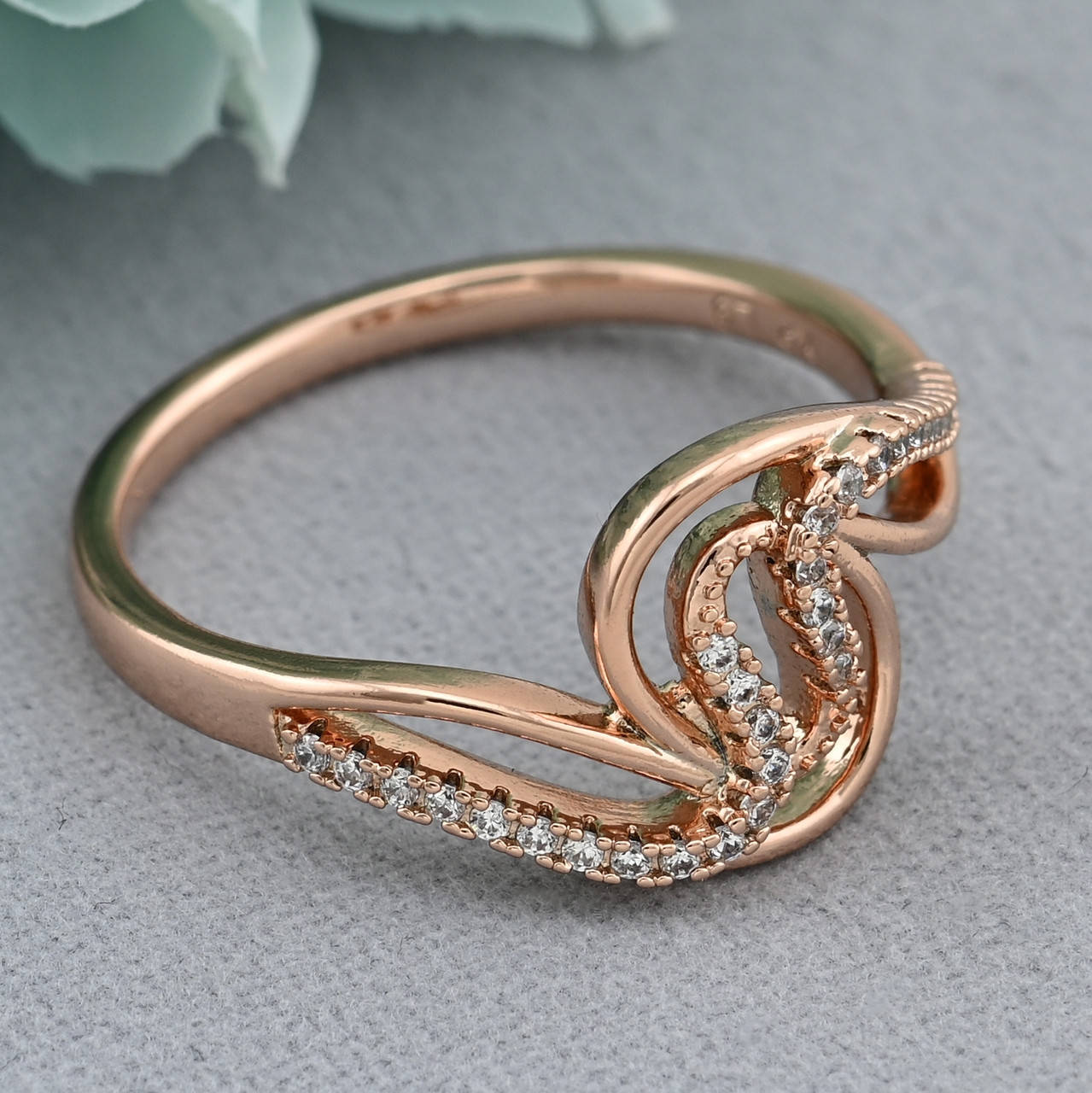 

Кольцо Xuping 31432 ширина 12 мм белые фианиты позолота РО размер 20