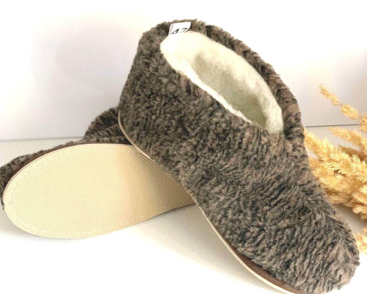 

Чуни, тапки из овечьей шерсти на подошве РАЗМЕРЫ - ОТ 36 ДО 45 44