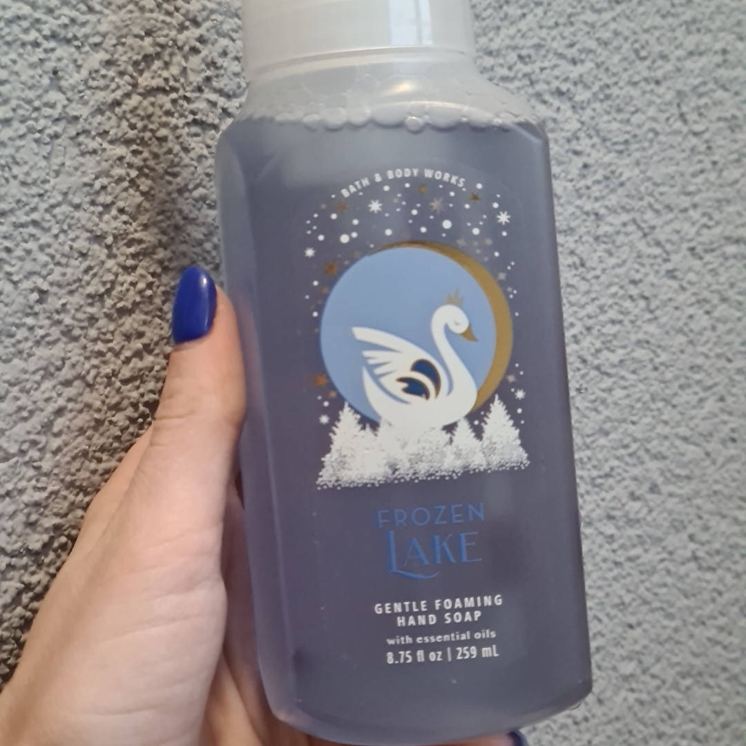 

Парфюмированная пенка- мыло для рук Bath and Body Works Frozen lake кипарис, эвкалипт, ягоды