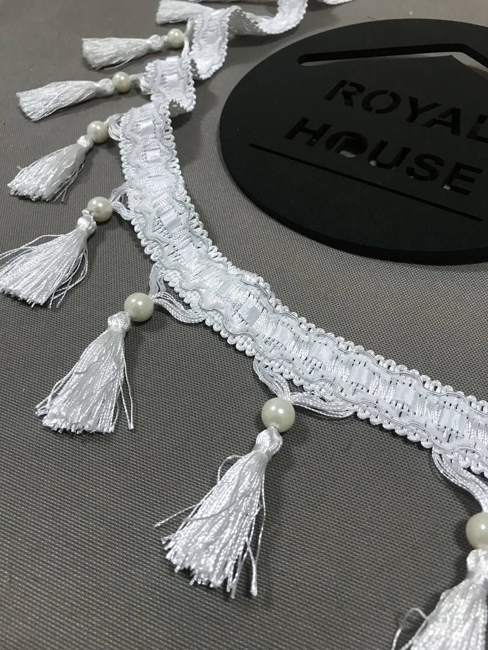 

Бахрома белая, Белый