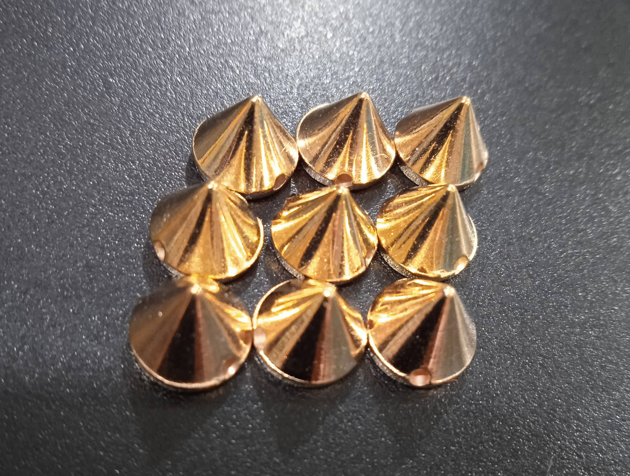 

Пластиковые золотистые шипы (10 шт)