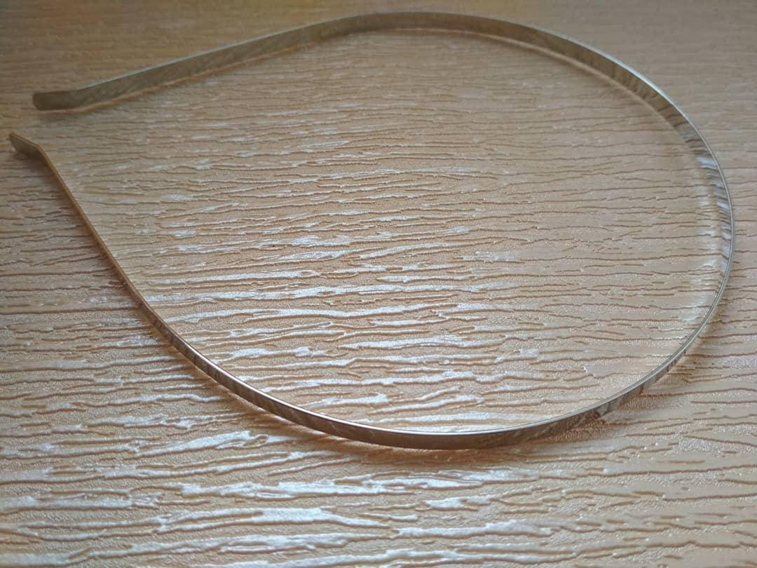 

Обруч металл . Цвет - серебро , 0.5 см