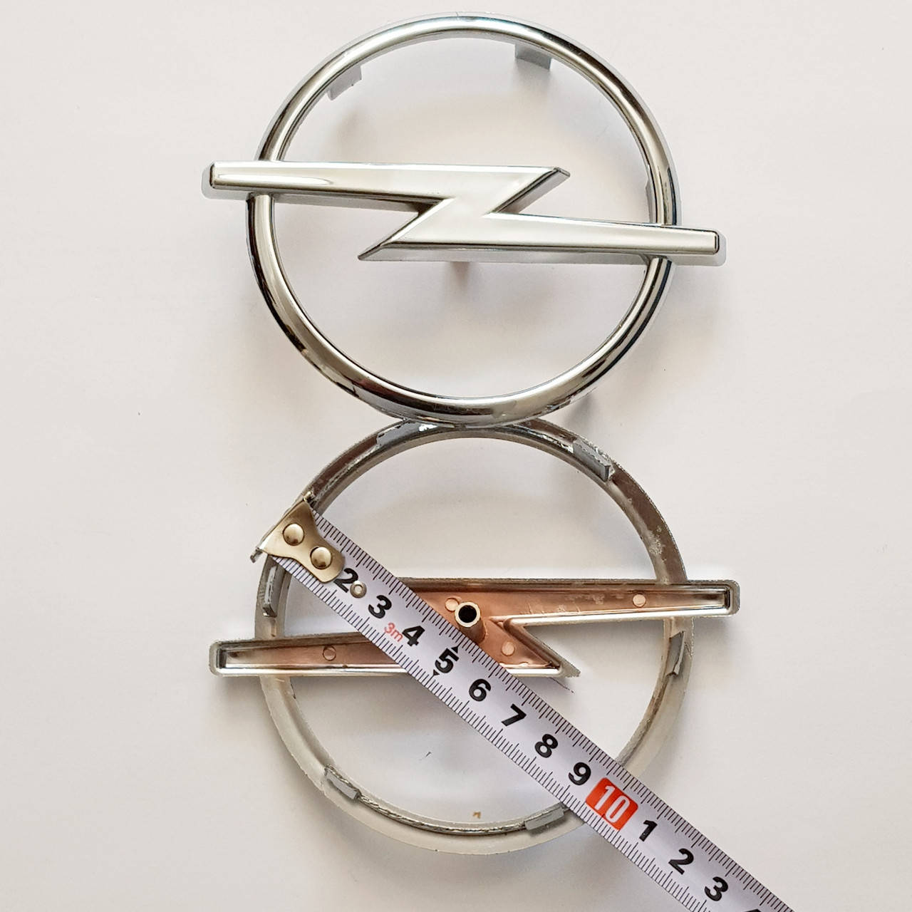 

Эмблема OPEL ASTRA F/ OPEL COMBO/ OPEL KADETT E/ OPEL MOVANO, диам 104 мм.