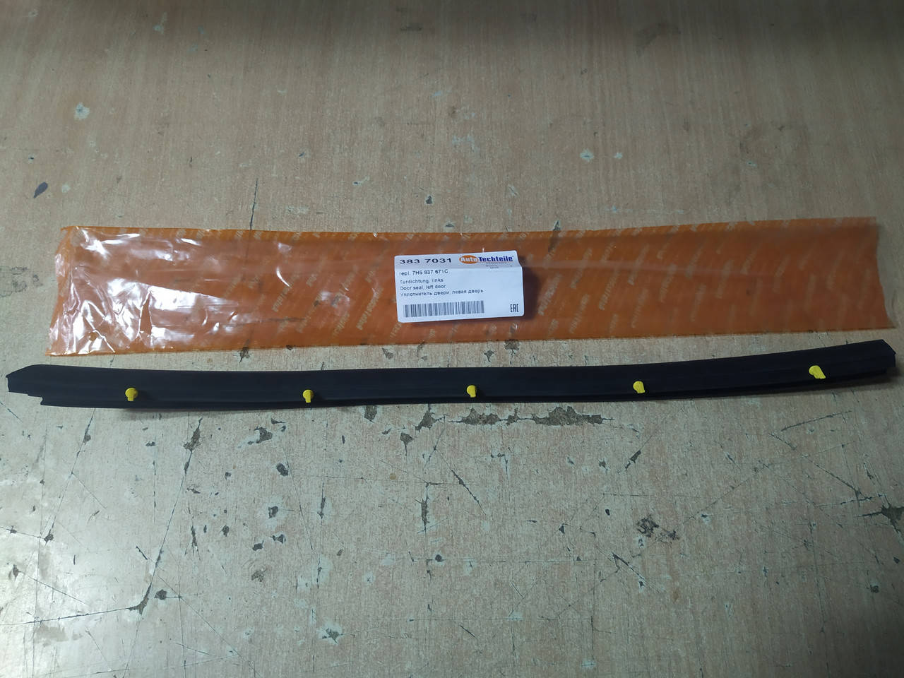 

Уплотнитель передней двери наружный VW T5 1.9-2.5 2003->; (L) "AUTOTECHTEILE" 383 7031 - Германия