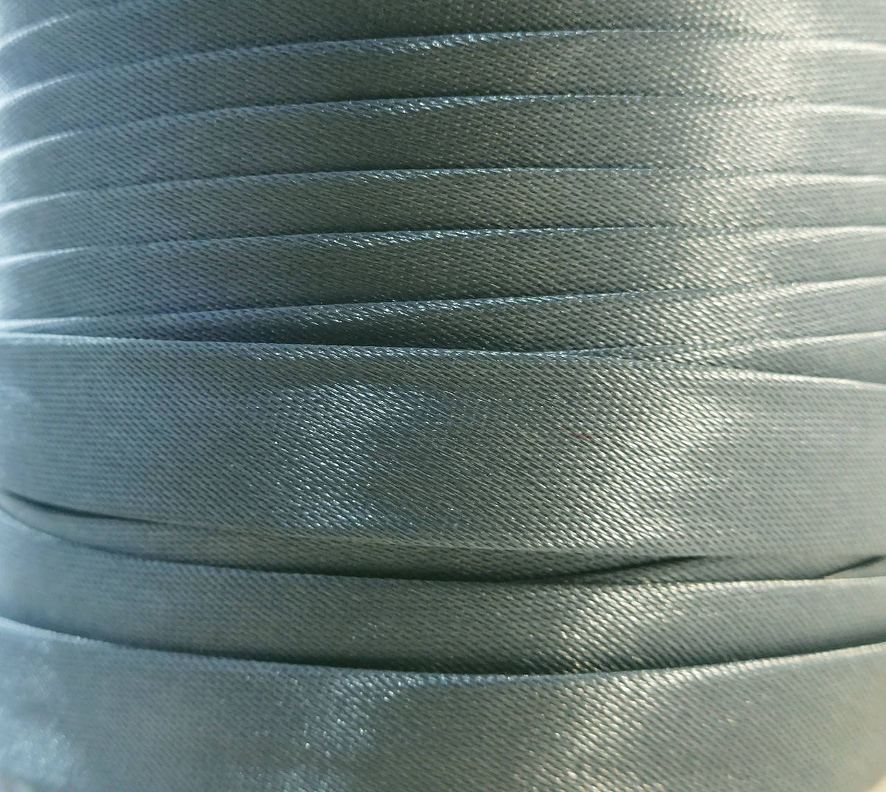 

Косая бейка атласная 15 мм (125)