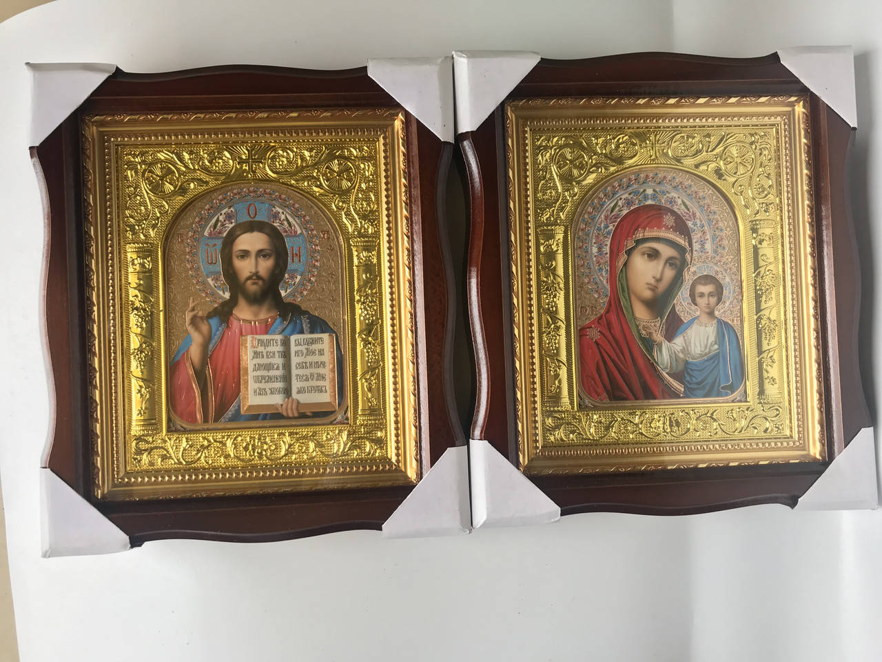 

Икона парная в светлых деревянных рамках