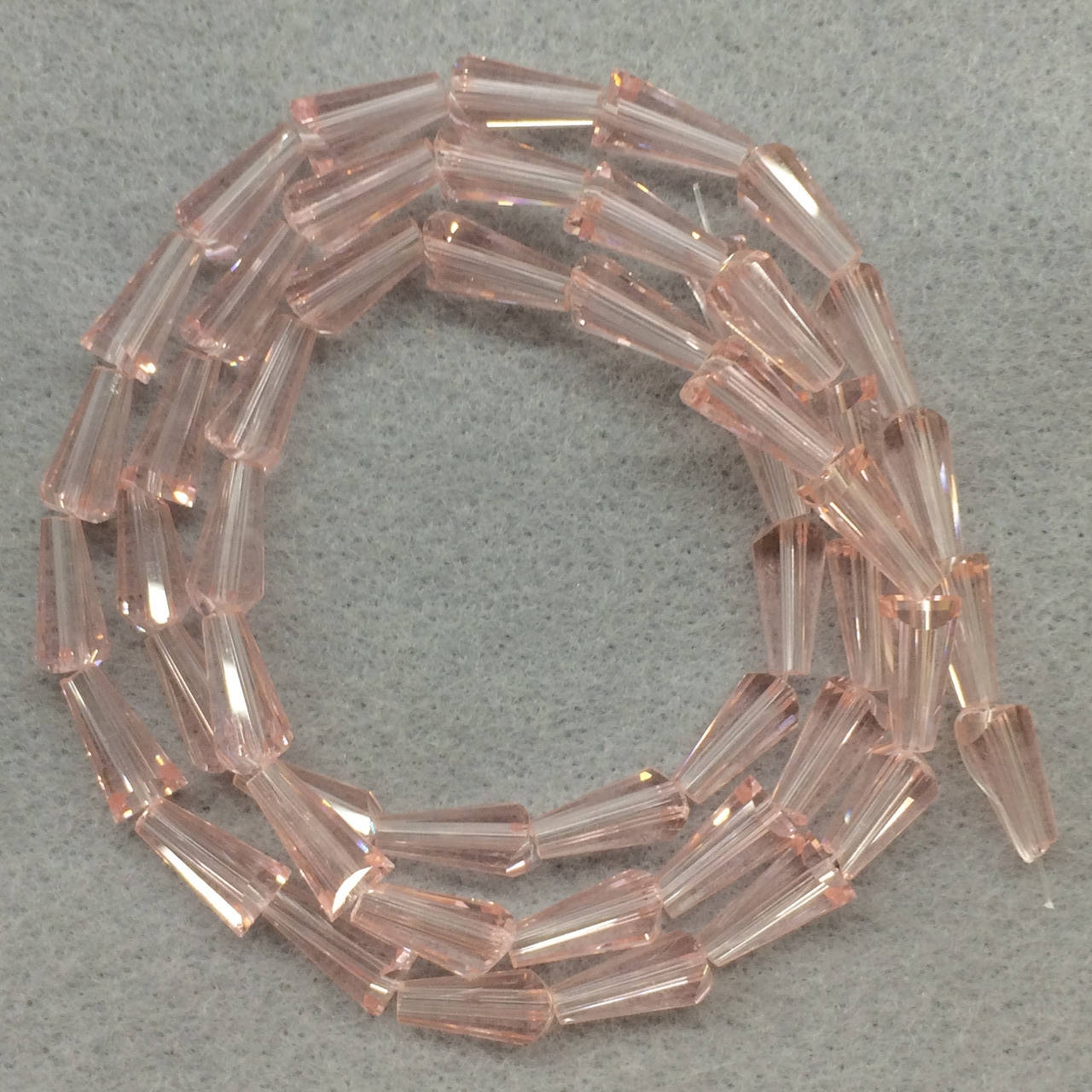 

Бусины на нитке Стекло капля конус 6*12мм цвет розовый (~50 бусин на нитке)