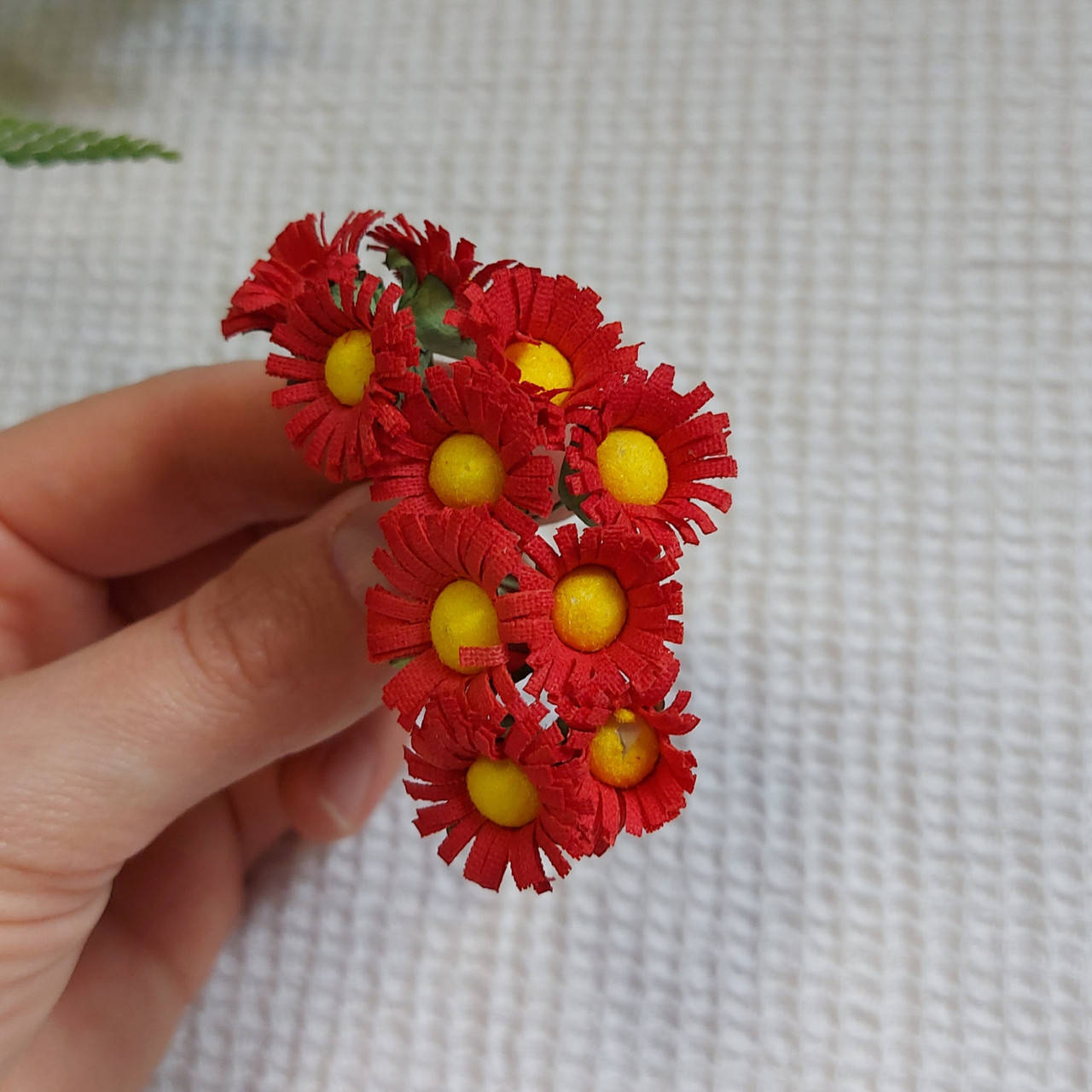 

Ромашка средняя, 1,7 см, красная