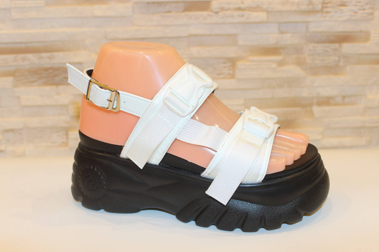 

Женские белые босоножки на платформе Б1147