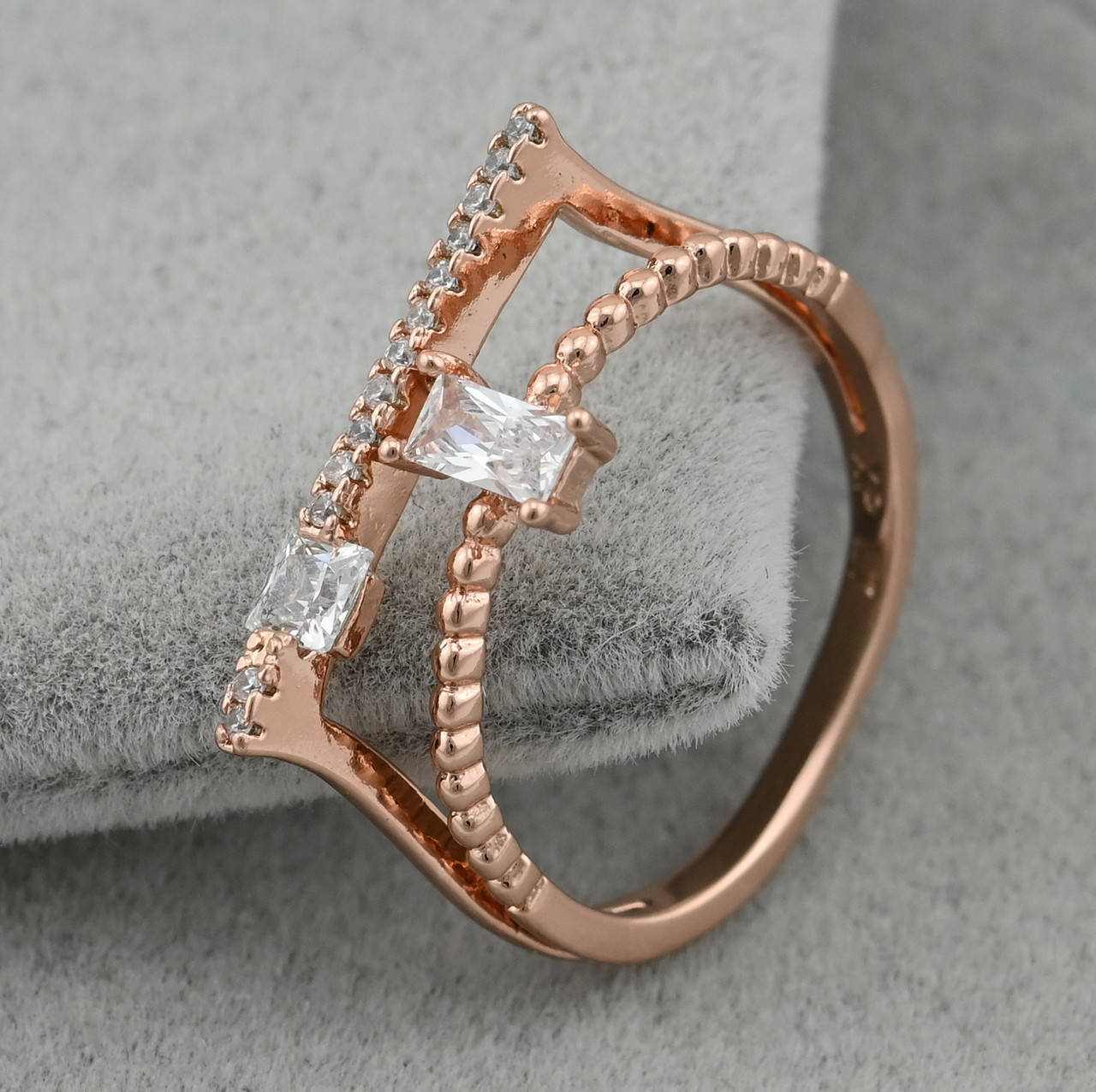 

Кольцо Xuping 30436 ширина 7 мм белые фианиты позолота РО размер 17