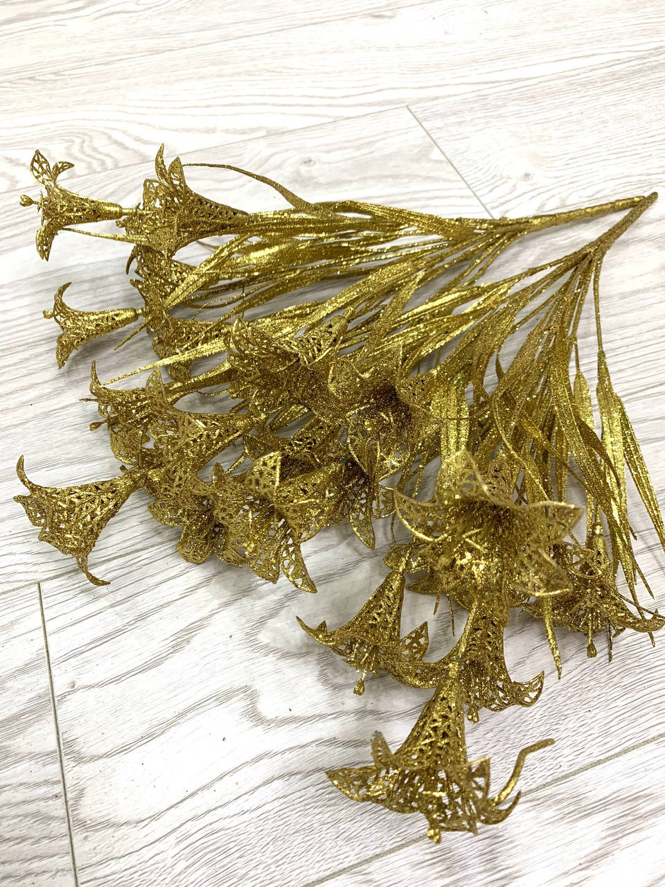 

Декоративный букет золотых лилий. Лилии в золотом глиттере ( 40 см )