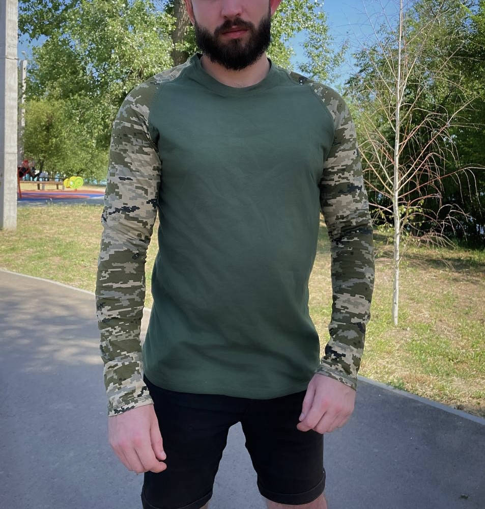 

Мужская футболка лонгслив с длинным рукавом в стиле тактической армейской с шевроном пиксель. Живое фото