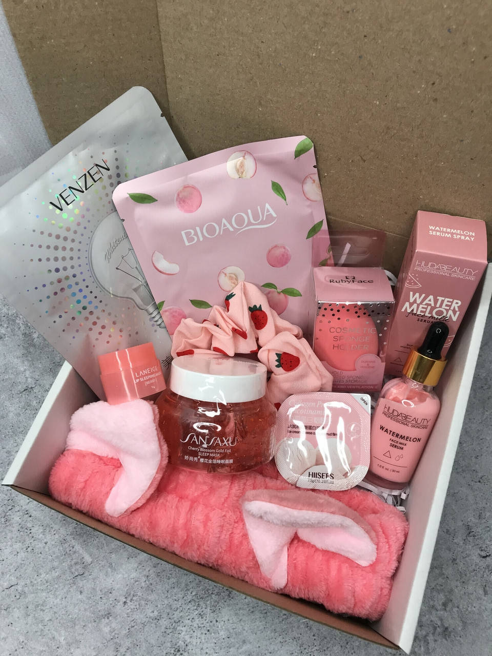 

Подарочный бокс (набор) уходовая косметика для девушек.