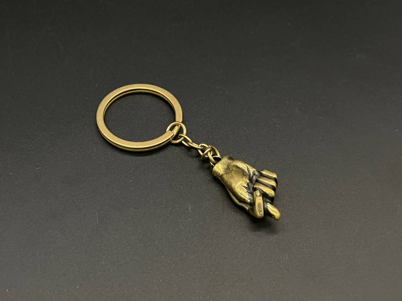 

Брелок "Фига". Литая металлическая. Цвет "старая латунь".