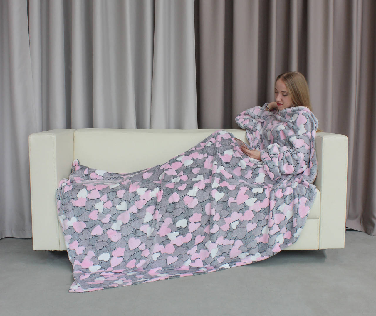 

Плед из флиса с рукавами Сердечки на сером