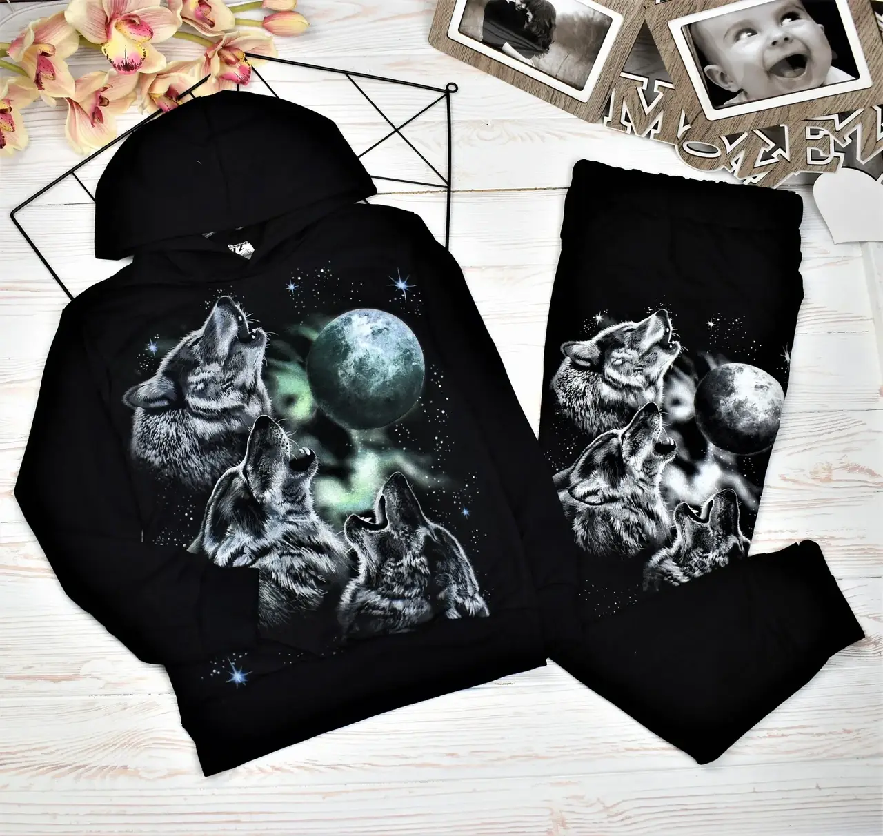 

Детский спортивный костюм на мальчика 7-8 лет. Костюм светящий "волки воют на луну"