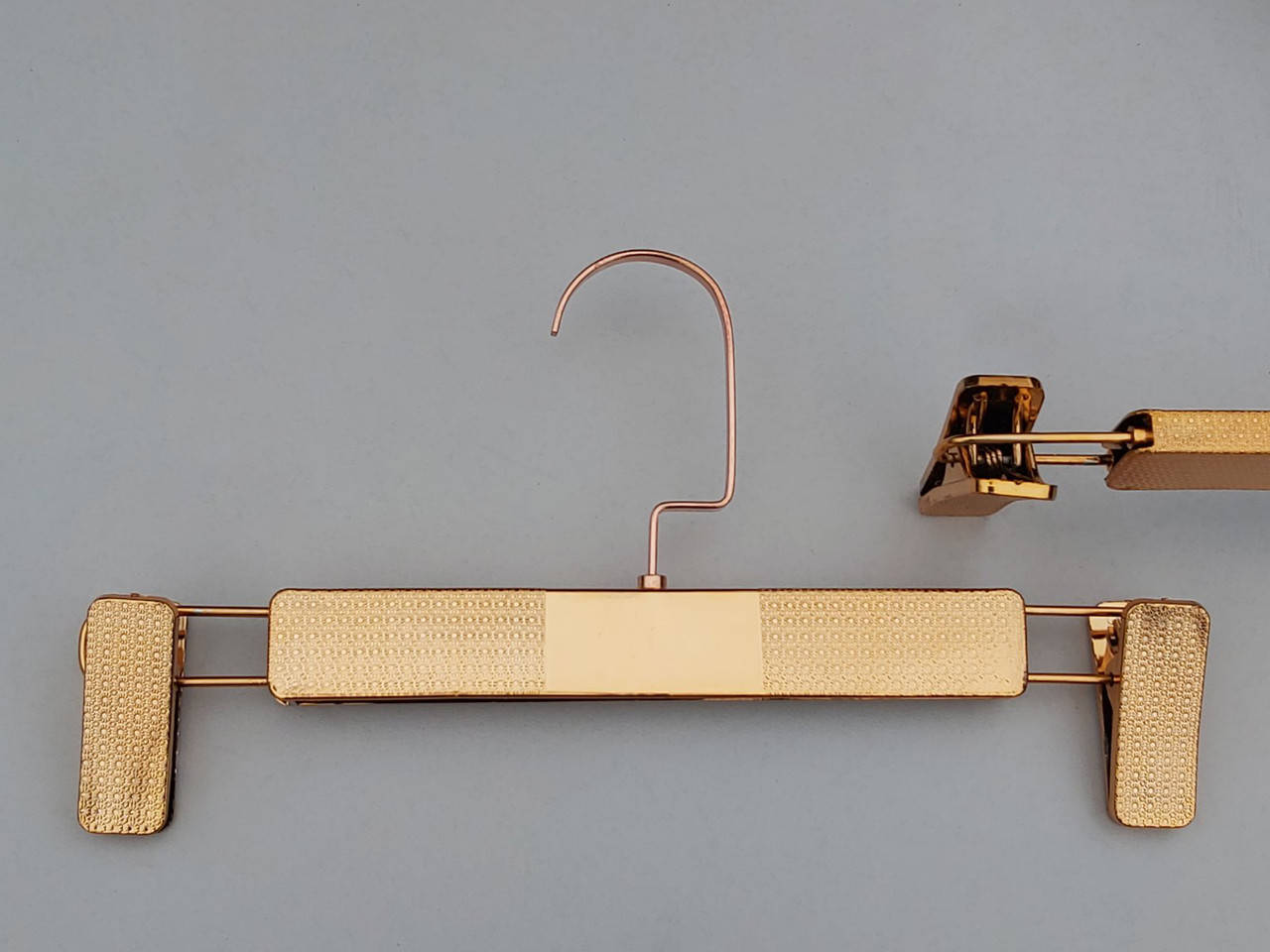 

Длина 30 см. Плечики вешалки пластмассовые с прищепками зажимами для брюк и юбок цвета красного золота