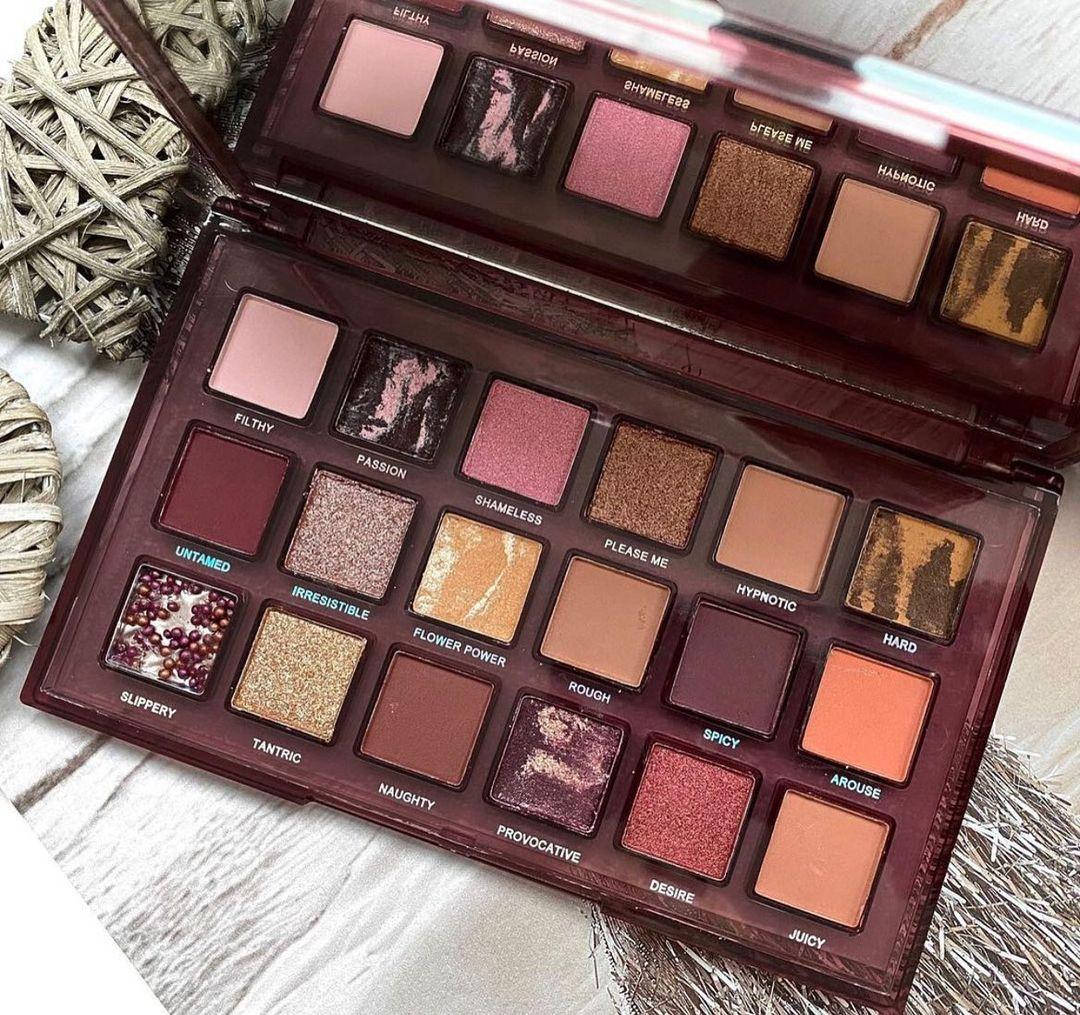 

Палетка теней Huda Beauty Naughty Nude Eyeshadow Palette