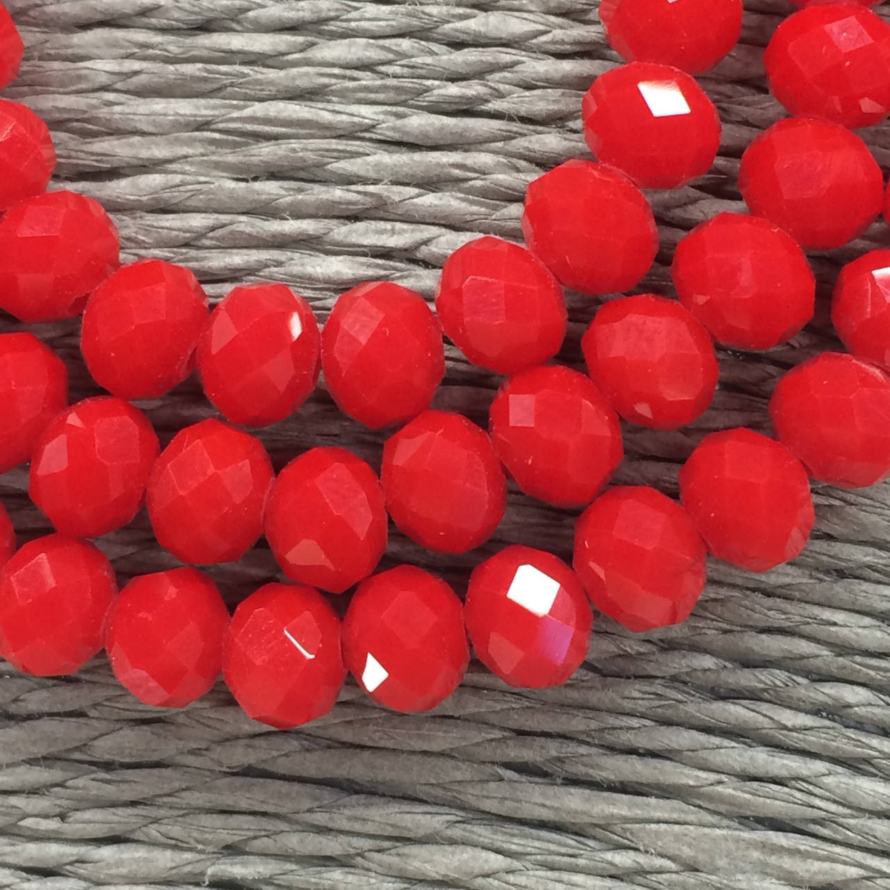 

Бусины на нитке Стекло рондель d=6мм красный матовый (~100 бусин на на нитке)