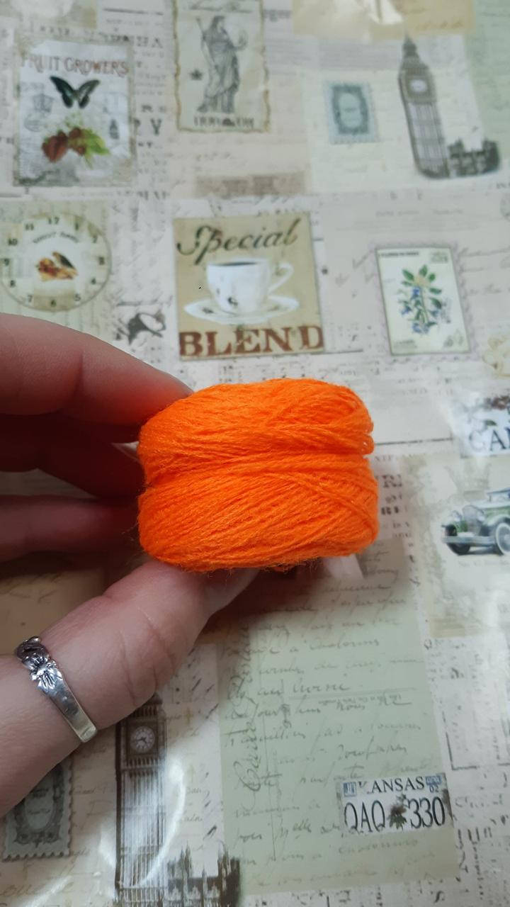 

Акриловая нитка для вышивки. 5 г. Цвет - оранжевый