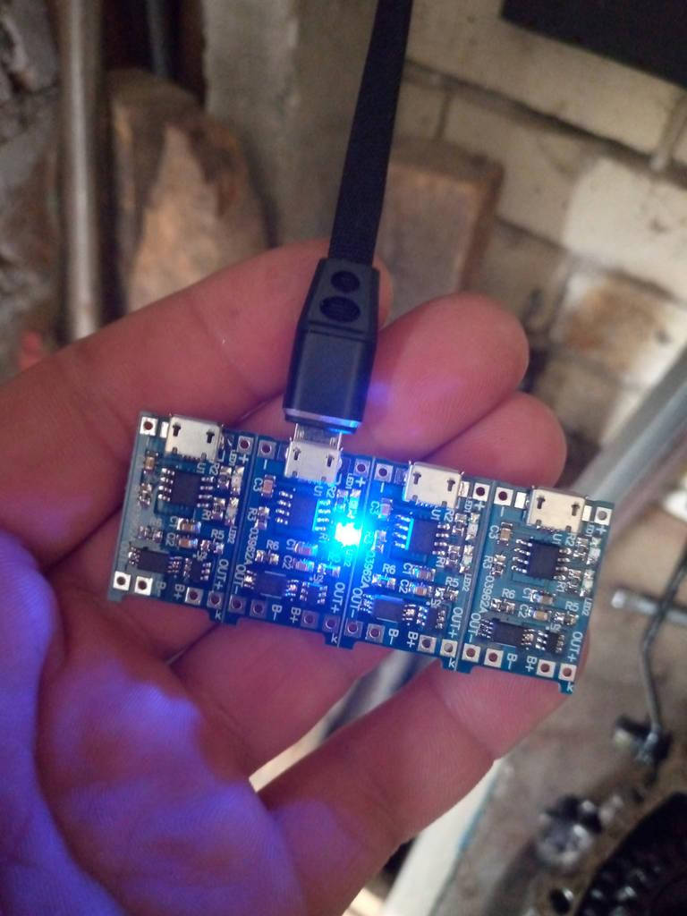 

Контроллер заряда для литиевой батареи 18650, 1А, разъем micro-USB