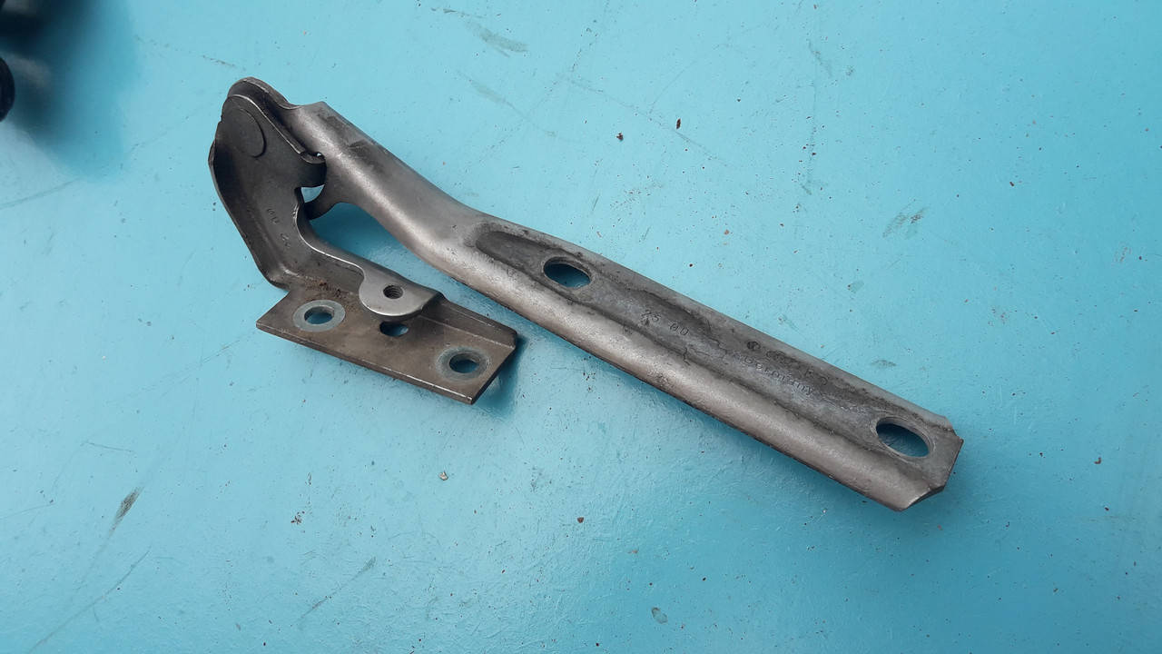 

Петля капота правая ауди а4 б5 пассат б5 audi a4 b5 passat b5 3b0823302 3b0823301a