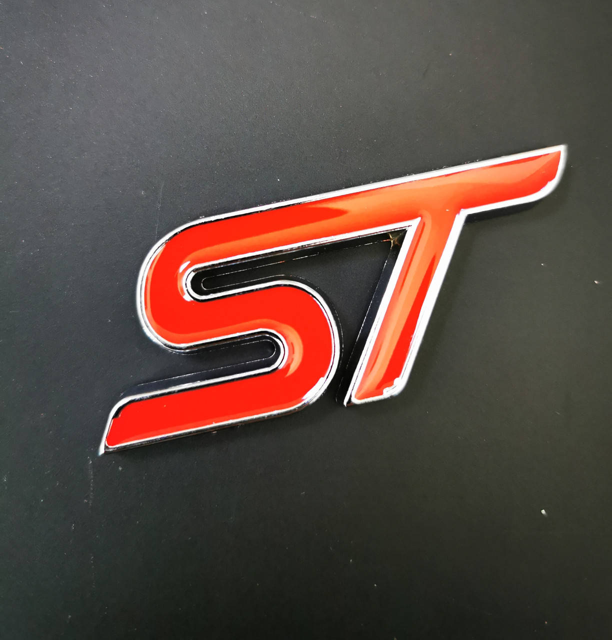 

3D эмблема автомобильная "ST" красная