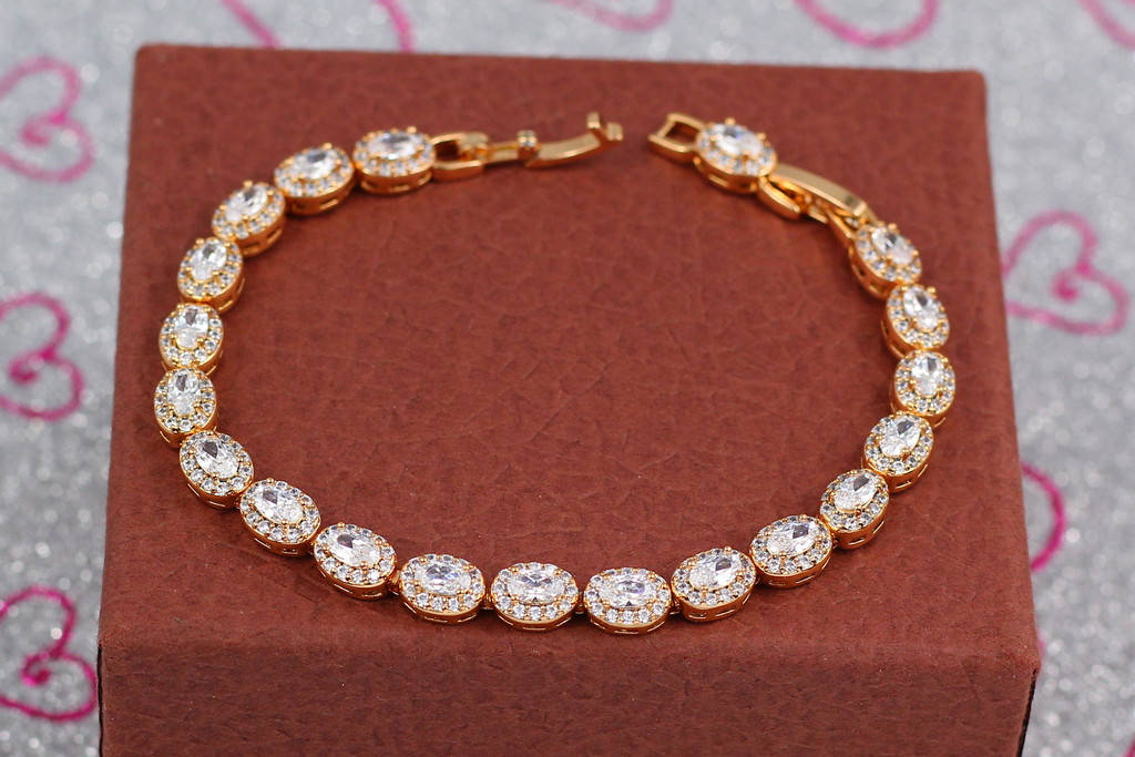 

Браслет Xuping Jewelry с овальными белыми камнями в кругу белых 17 см 7 мм золотистый