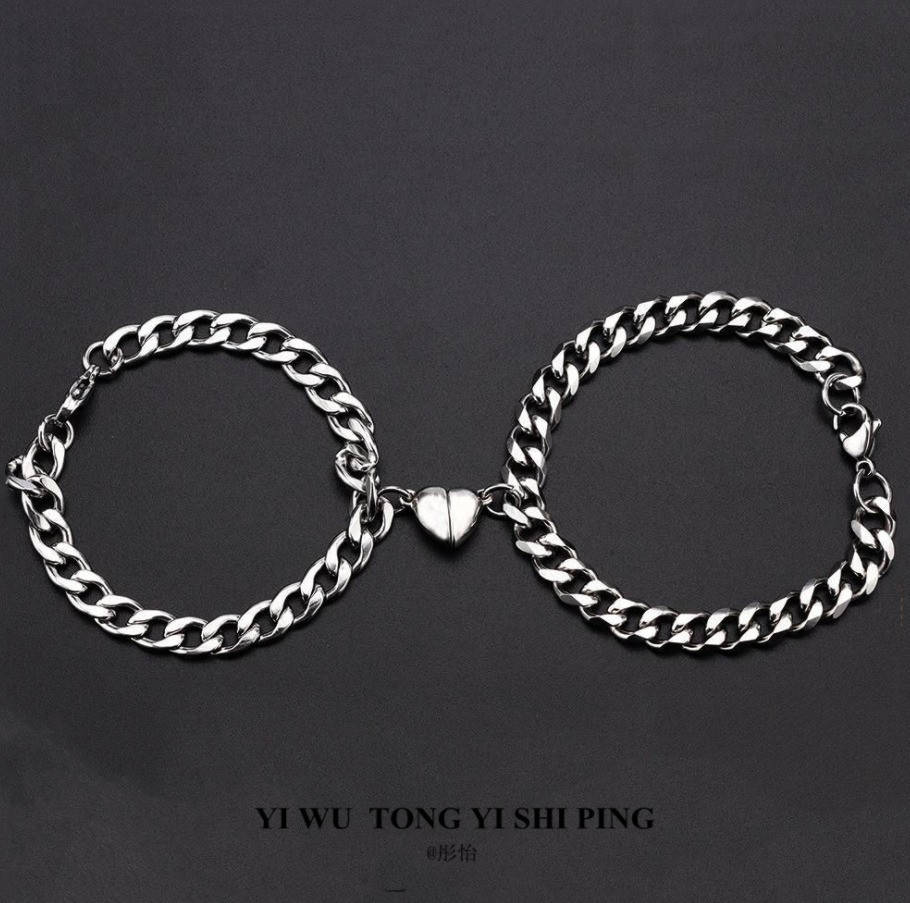 

Парні браслети з магнітом серцем