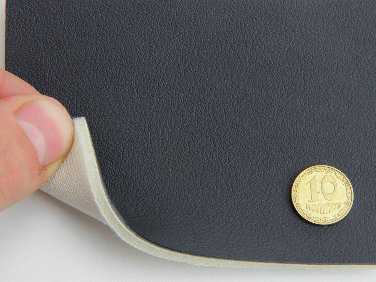 

Кожзам черный для сидений (текстурный полуглянцевий 10-164) на поролоне и сетке, толщина 4мм, ширина 1.60м