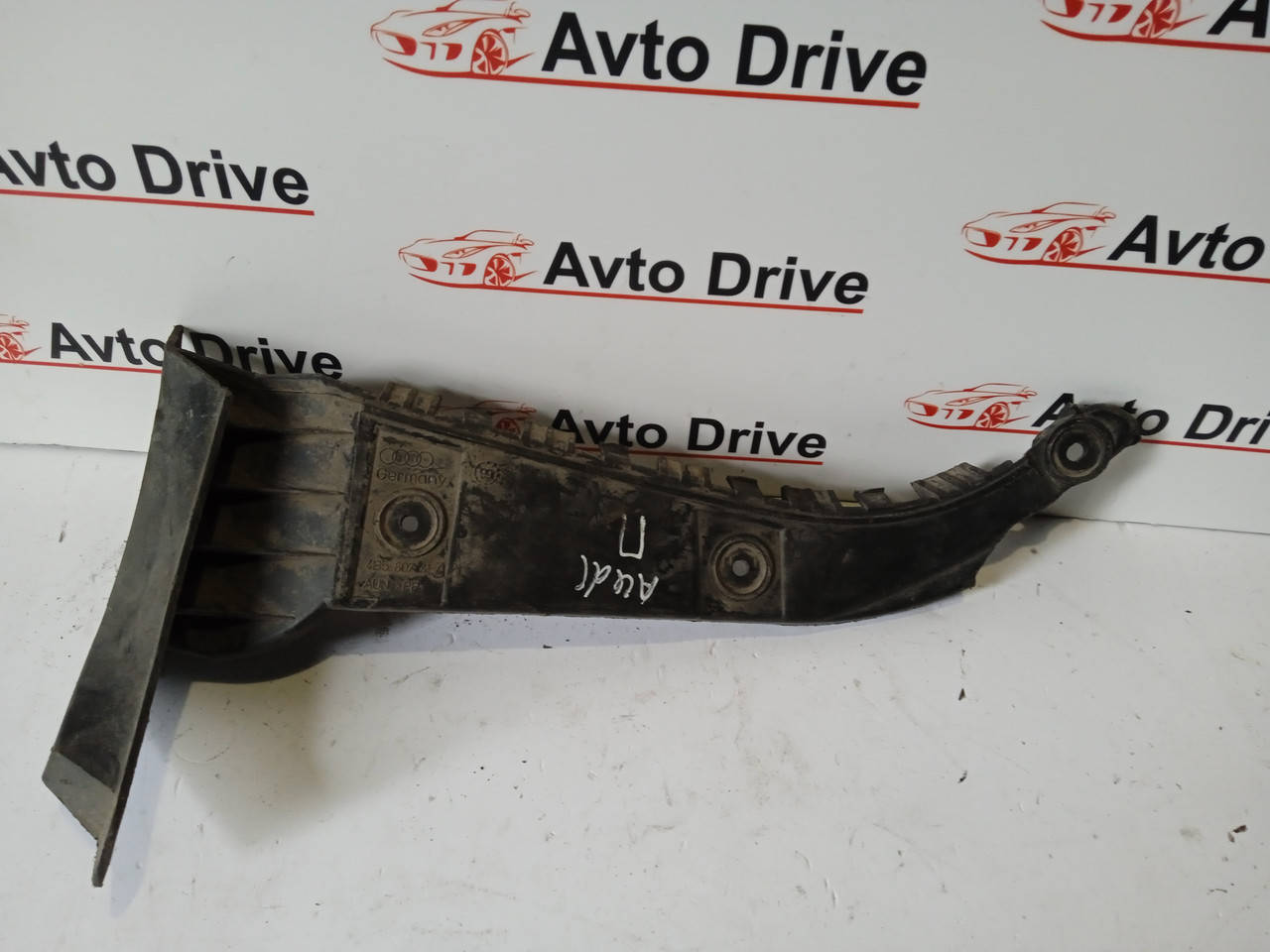 

Правый кронштейн крепление заднего бампера Audi A6 C5 1997-2002 год 4B5807454A