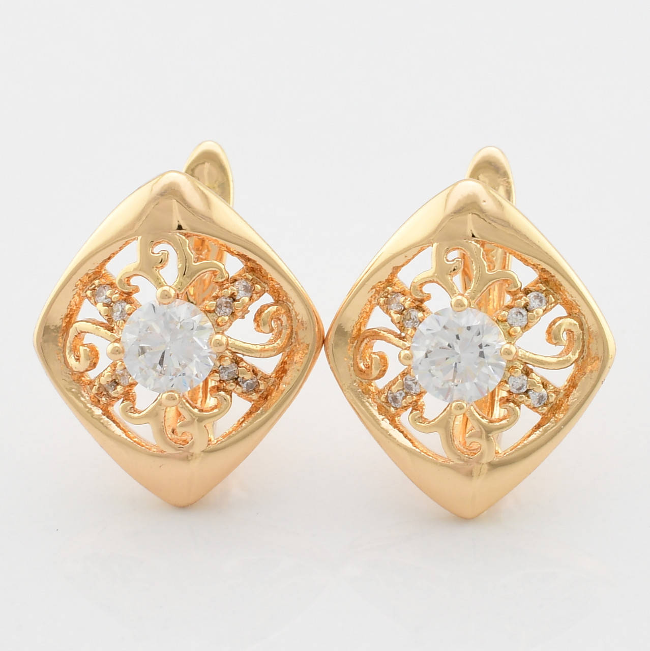 

Серьги Xuping Французский Алмаз 23985 размер 19х14 мм куб.цирконий вес 3.4 г позолота 18К