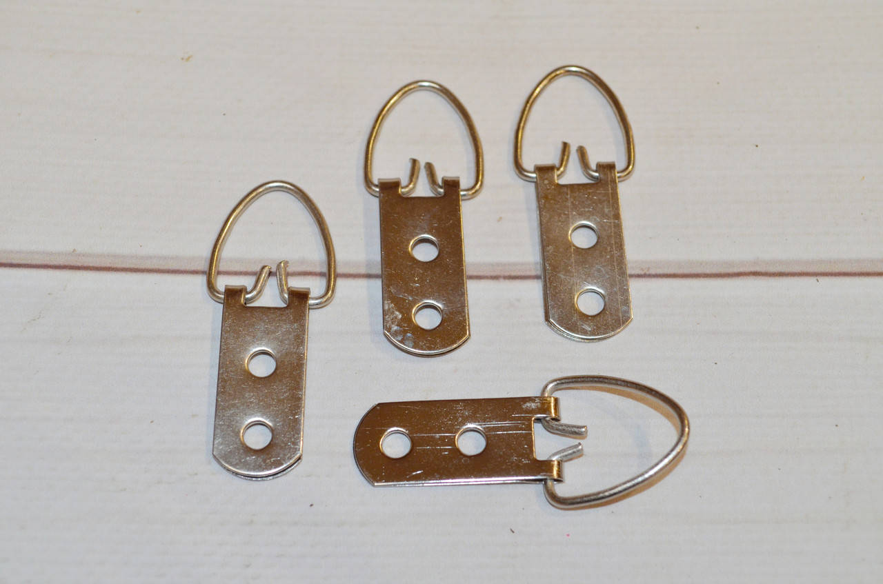 

Вешак для картин под шурупы на 2 отверстия 14 мм х 54 мм. Цвет - серебро, Золотистый