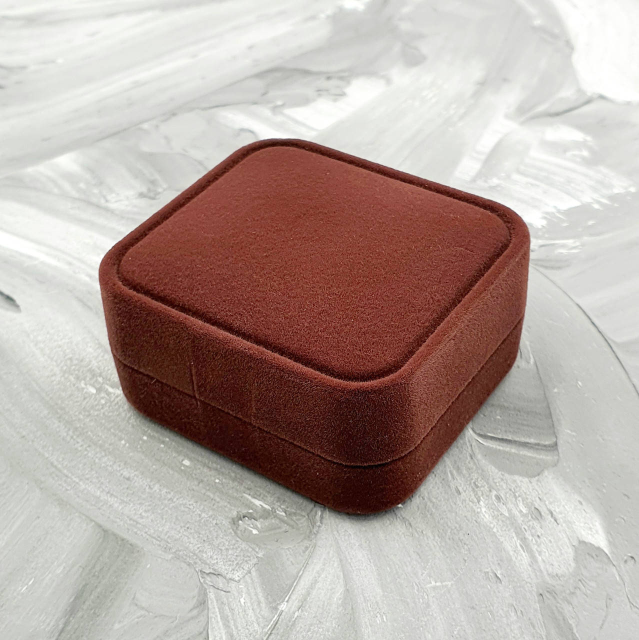 

Футляр 32436 коричневый бархат для кольца сережек размер 6х5 см