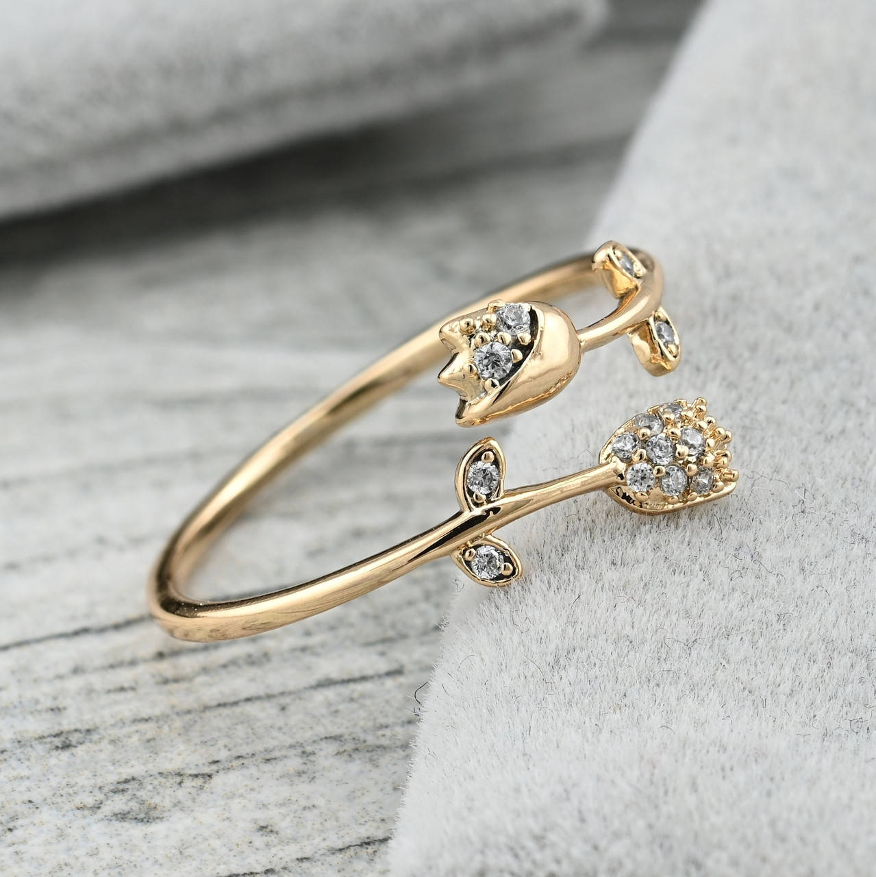 

Кольцо 35933 ширина 12 мм белые фианиты позолота 18К размер 18-19