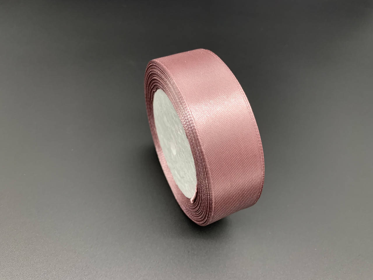 

Лента атласная. Цвет №91, "пудра". 2,5см. 23м/рул.