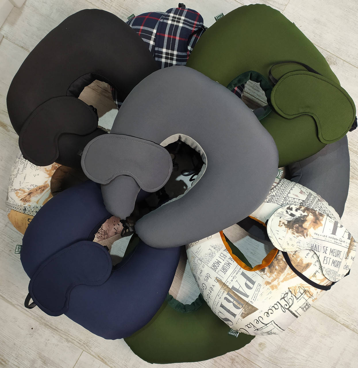 

Подушка дорожная для шеи EKKOSEAT маской. Бинарная с велюровой вставкой под шею. Париж. Клетка. Однотонная
