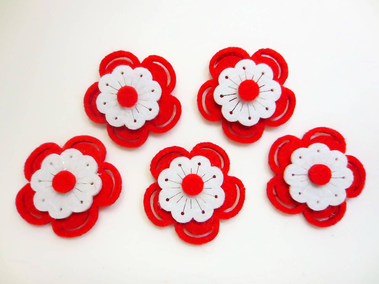 

Высечка из фетра "ЦВЕТОЧЕК", цвет красно-белый(белая серединка), d-4 см.