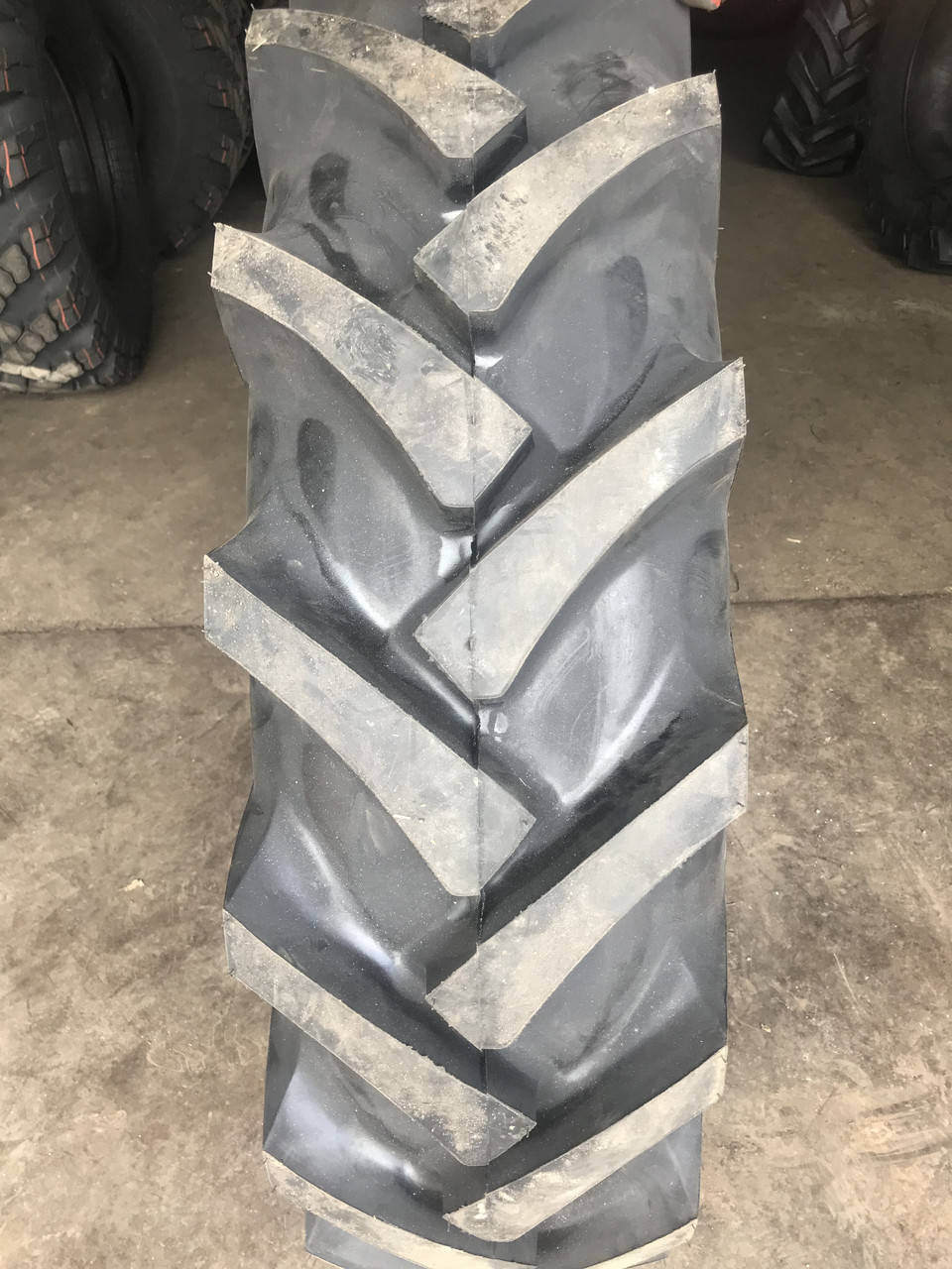 

12.4-28 Petlas (320/85-28) TA-60 122А6 8PR TТ