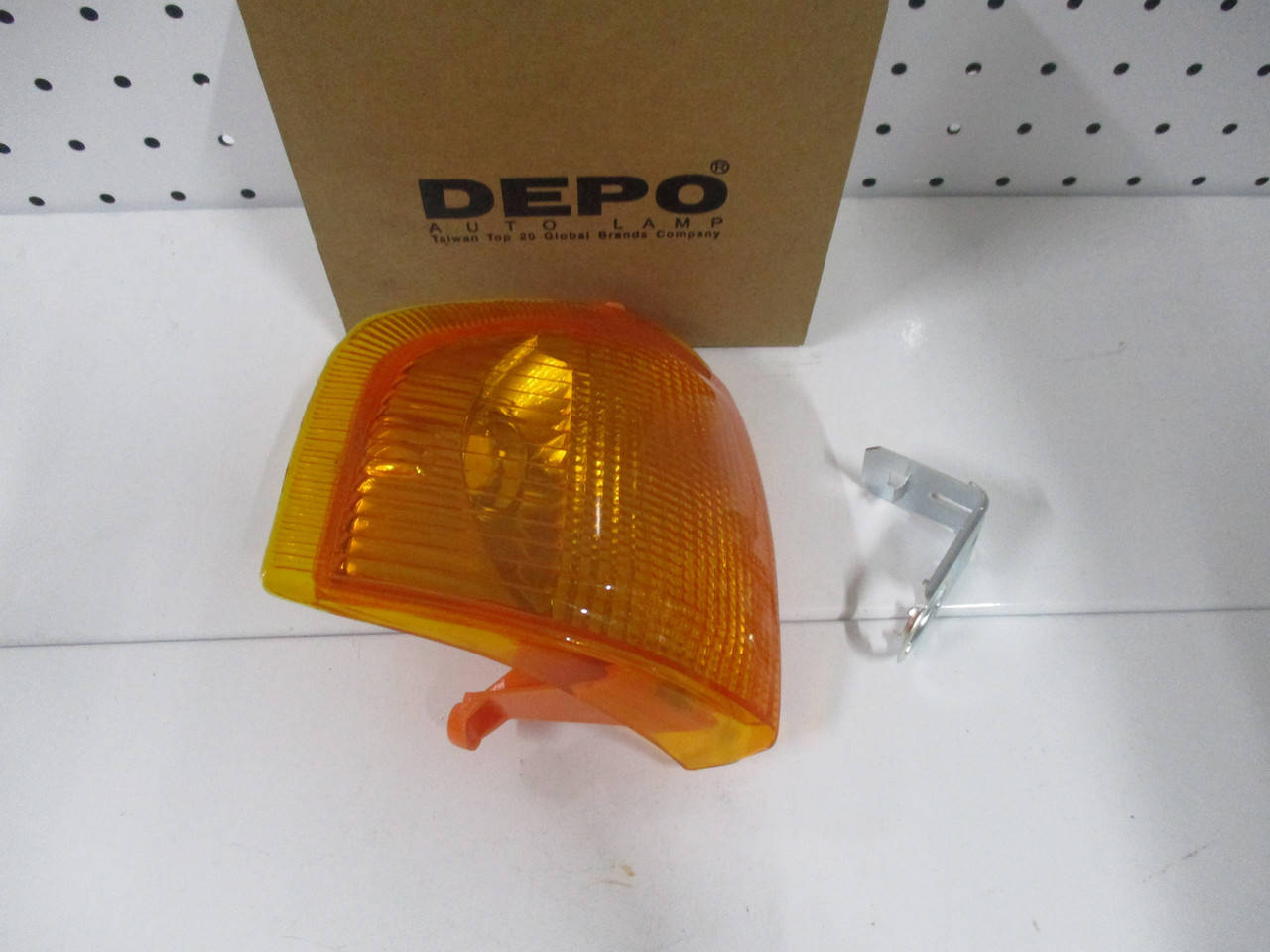 

Указатель поворота правый жёлтый DEPO 431-1522R-UE-Y FORD ESCORT 86-90