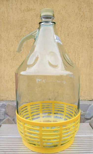 

Бутыль стеклянный в пластиковой корзине 5л с закруткой (Польша)