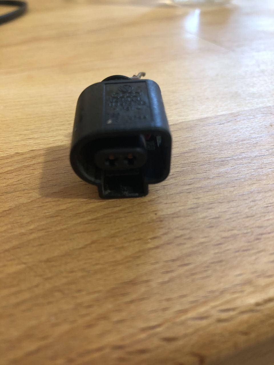 

Корпус разьема электрический разьем 1J0 973 702 ABS 1J0973702 VW Passat B6Audi Skoda запчасти б\у шрот