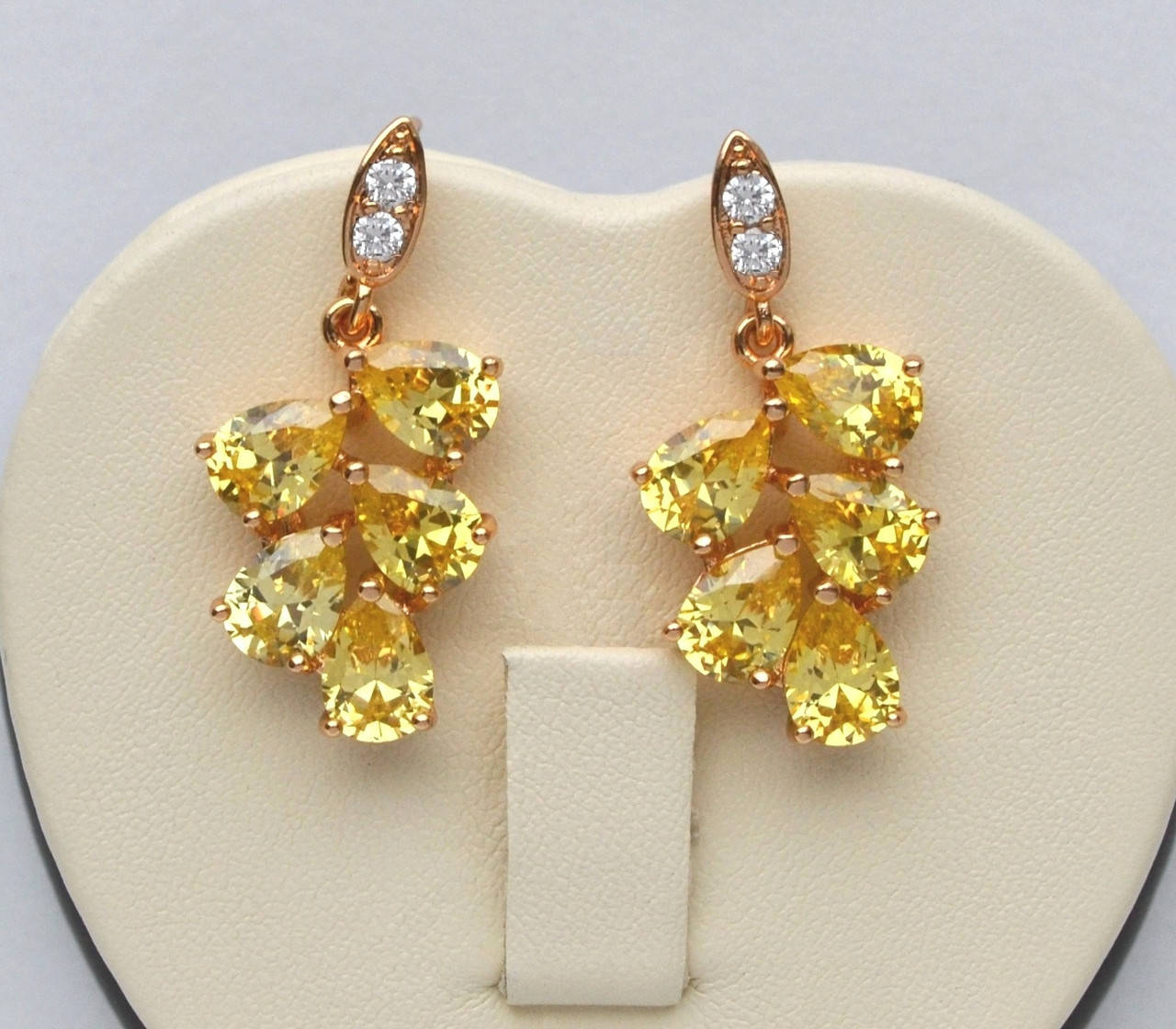 

Серьги-гвоздики с подвесками из желтых кристаллов фирма Xuping покрытие золотом 18к.