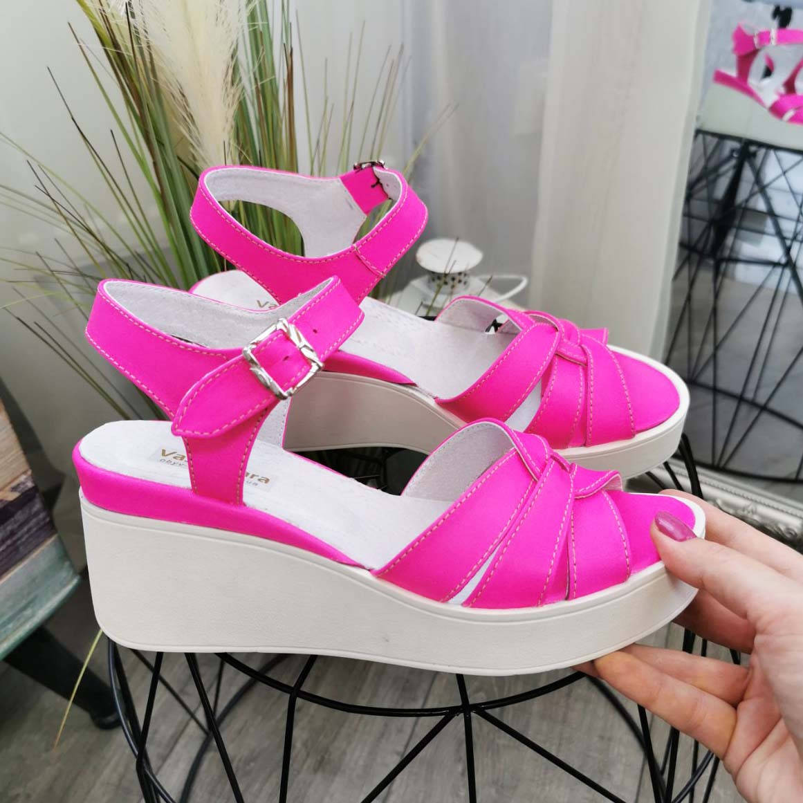 

Женские кожаные босоножки на невысокой платформе. Цвет фуксия