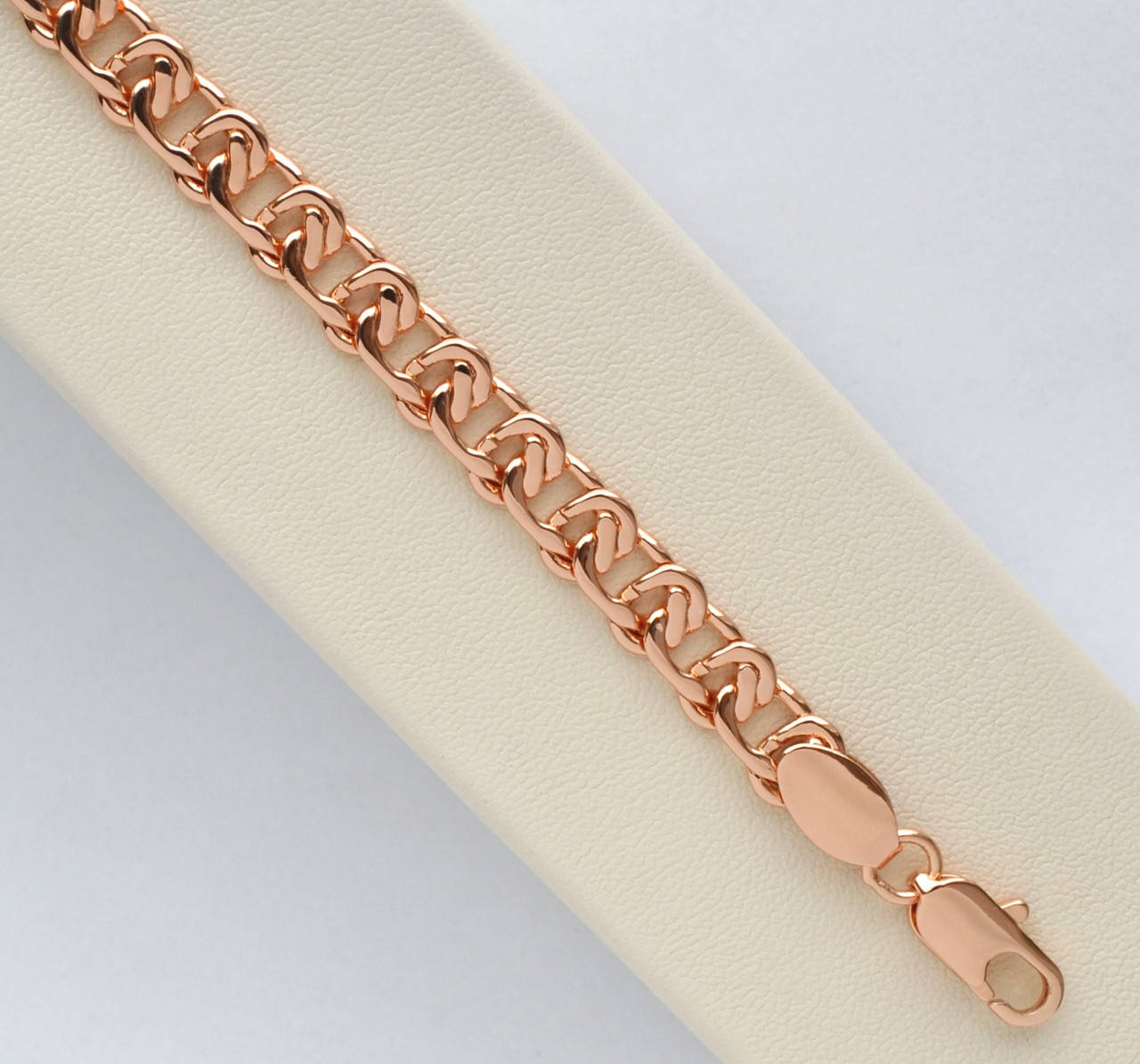 

Браслет плетение узел покрытие золотом 18к длина 19 см. ширина 6 мм.