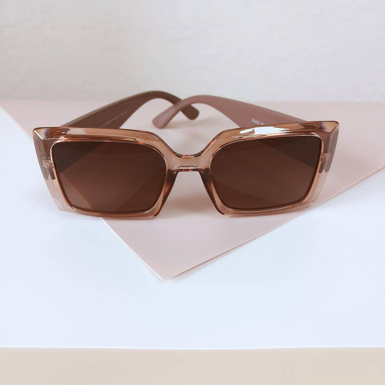 

Женские солнцезащитные очки.