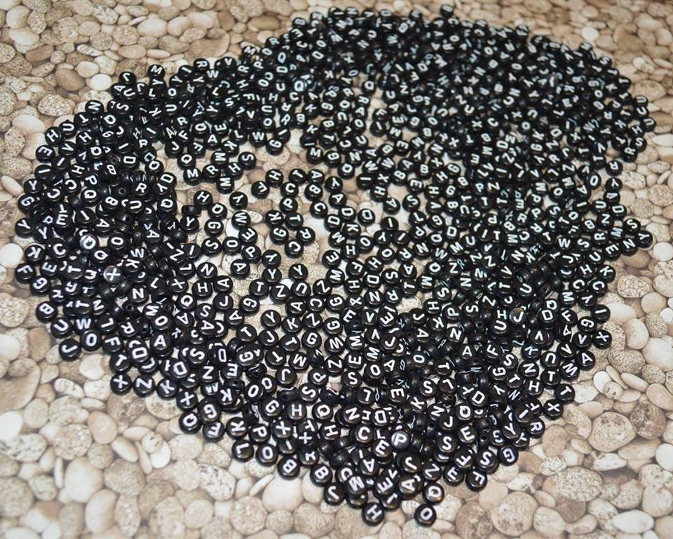 

Бусина буква. круглая. черная с белой буквой. английский алфавит.